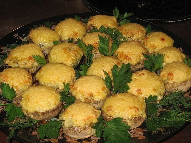 Запечённые шампиньоны

Простое, но вместе стем праздничное и очень вкусное блюдо!🥘🍄🧀🍯

10 крупны