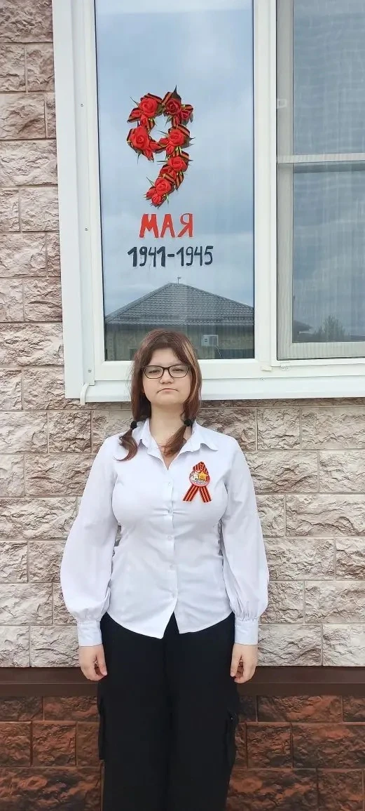 🪟 Окна Победы: наши студенты украсили город в преддверии 9 Мая!  Студенты Кореновского политехническ