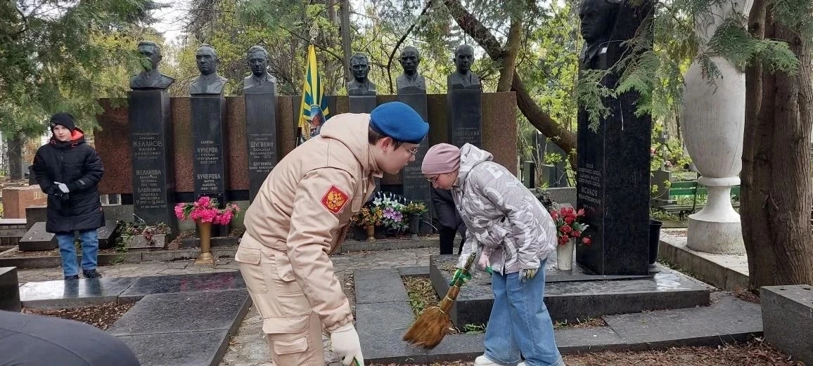 🎗В преддверии Дня Победы юнармейцы-волонтеры провели важную акцию на Новодевичьем кладбище.  • Убрал