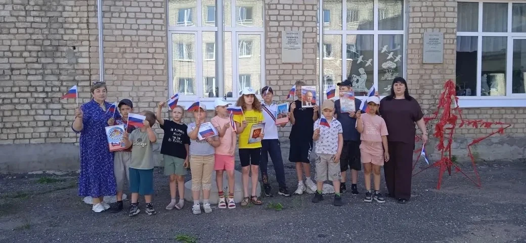 Завтра вся страна отмечает праздник День России! Ребята из нашего лагеря провели флешмоб. Спели гимн