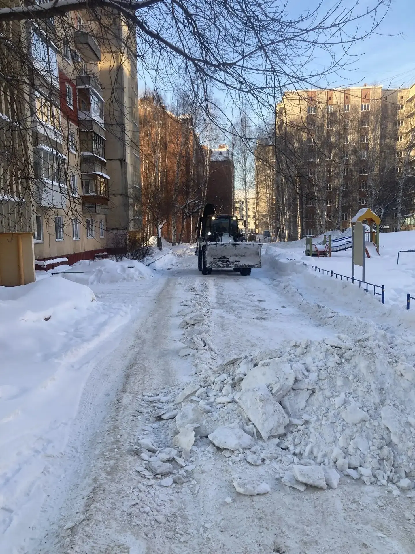 Сотрудники УК "Солнечная" выполнили работу по услуги спецтехники, по адресу Пушкина 35