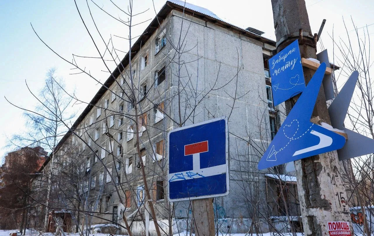Заброшенное общежитие военного авиационного училища продают вместе с землей в Иркутске.

Участок с з