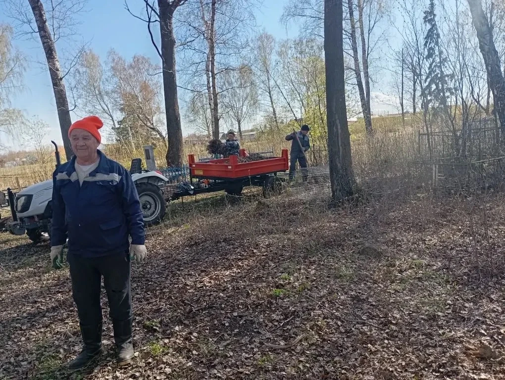 В селе Кувады прошёл субботник на кладбище в рамках санитарно-экологического двухмесячника.  Жители 
