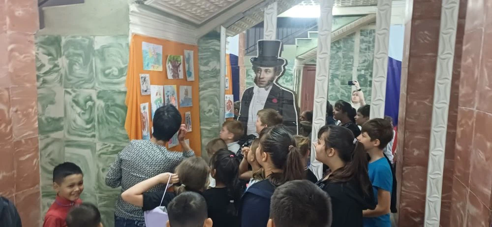 Дом Культуры вновь открыл свои двери для ребят из детского лагеря. Их ждала увлекательн...