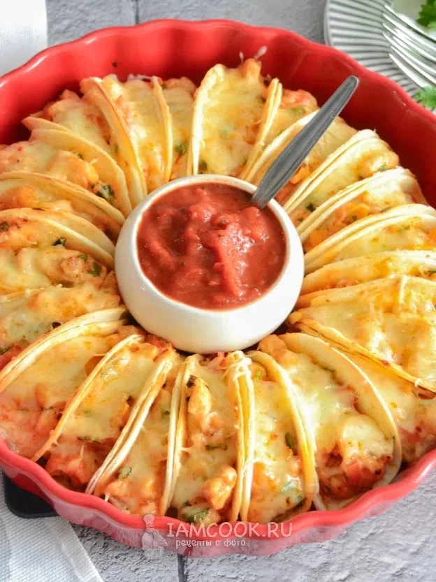 Сочная начинка и румяный сыр - закуска для фуршета с мексиканским колоритом.

Мелко режем лук и слег