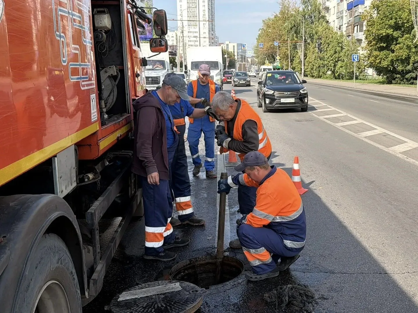💧Специалисты «Горводоканала» проводят работы по устранению засора на сетях водоотведен...