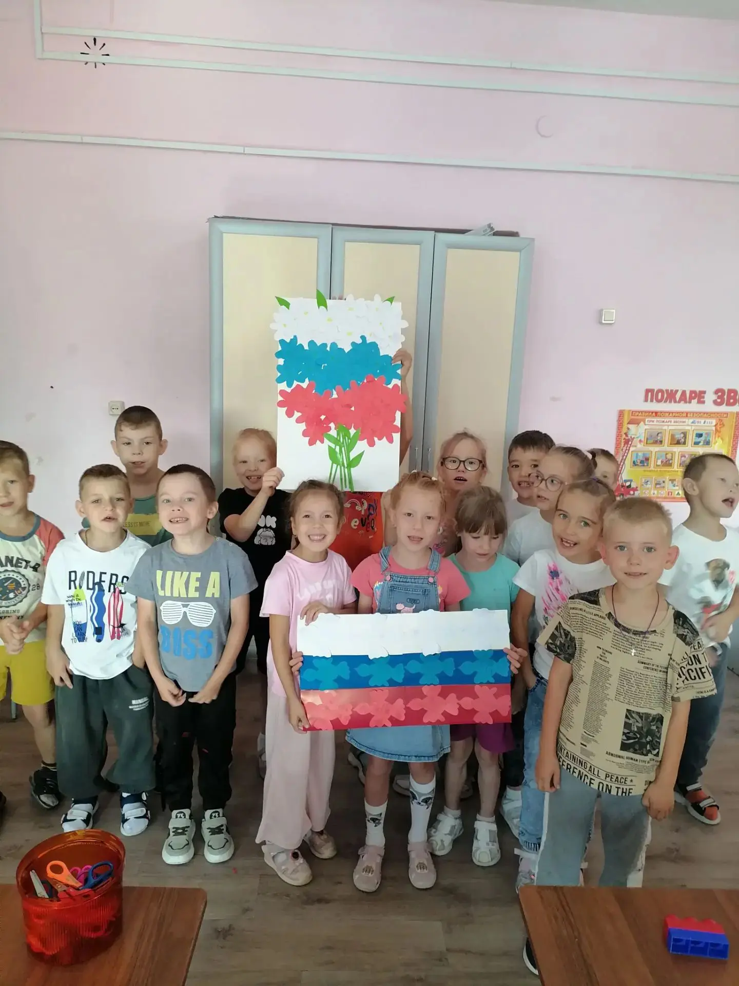 Аппликация" Цветущая Россия"Сегодня в нашей группе " Буратино " ребята создали яркую и ...
