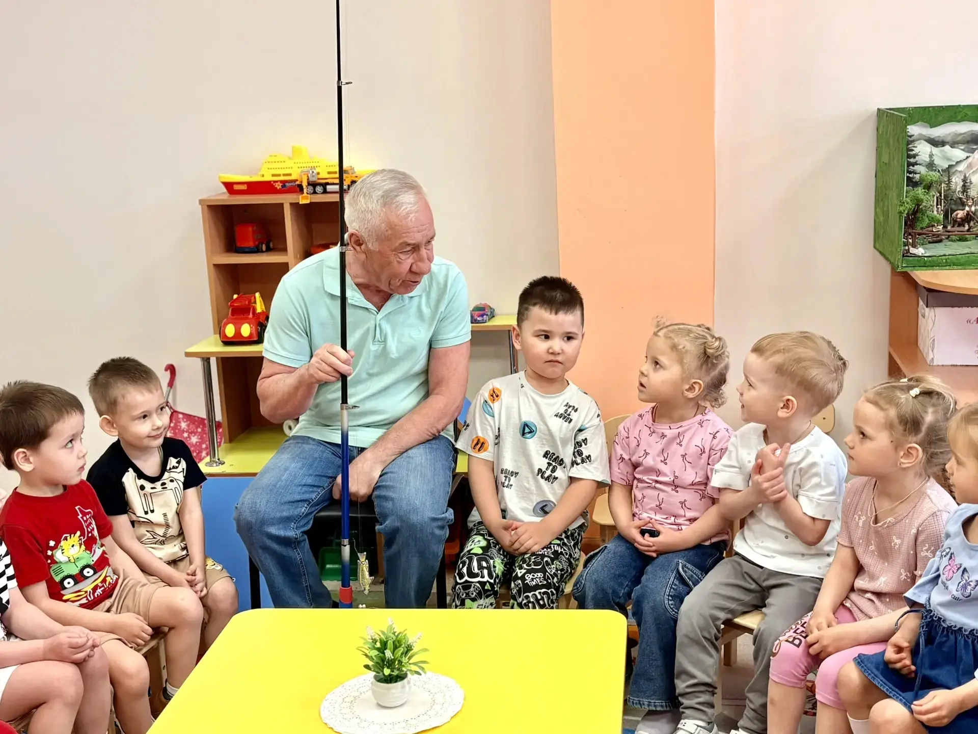В группе «Лучик» из "Акварелек" состоялась теплая встреча поколений в семейной гостиной...