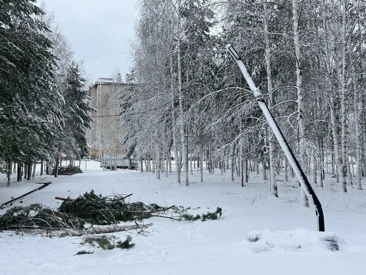 Уважаемые горожане! В связи с неблагоприятными погодными условиями — сильным снегопадом...