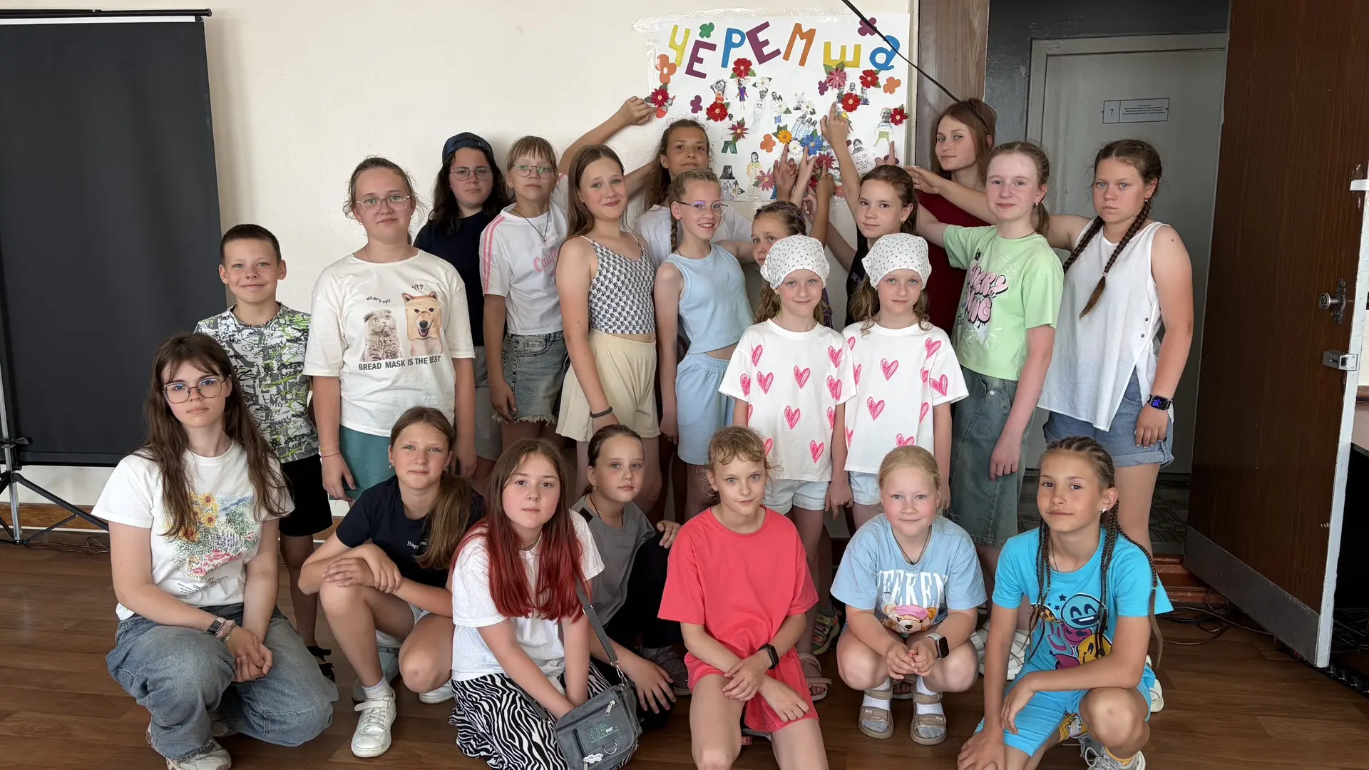 🌼 Газета 5‑го отряда расцвела — буквально! 

🌼Представьте: заходите вы в отряд, а на стене — отряд