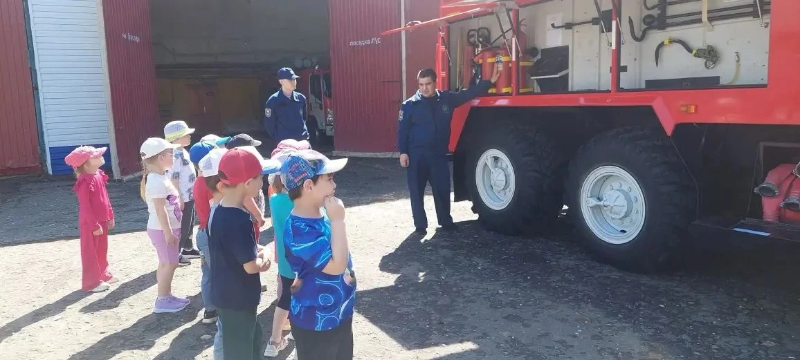 Сегодня воспитанники🧒👧 группы "Звёздочки"🌟 отправились на экскурсию в пожарную часть...
