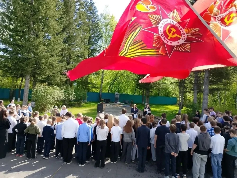 Сегодня в МБОУ «Соузгинская СОШ» прошёл торжественный митинг, посвящённый автопробегу в честь Дня По