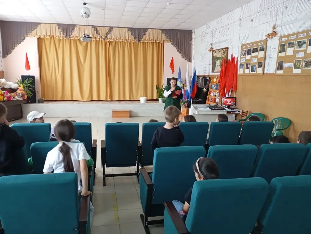 В Степновском доме культуры  для  детского лагеря «Колосок» прошёл час здоровья «Со здо...