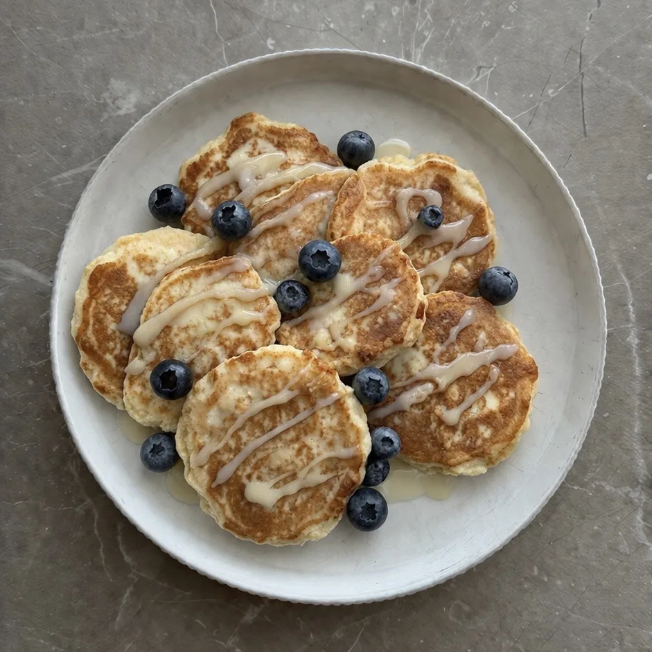 🥞 ТВОРОЖНЫЕ ОЛАДЬИ СО СГУЩЕНКОЙ И ГОЛУБИКОЙ

Идеальный вариант для вкусного завтрака или десерта, к