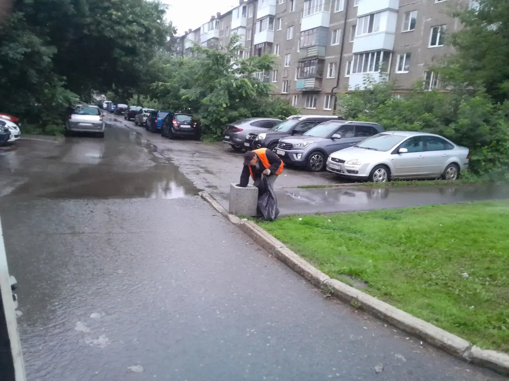 Поддержание чистоты и порядка в нашем районе – это задача, которую наши сотрудники выпо...
