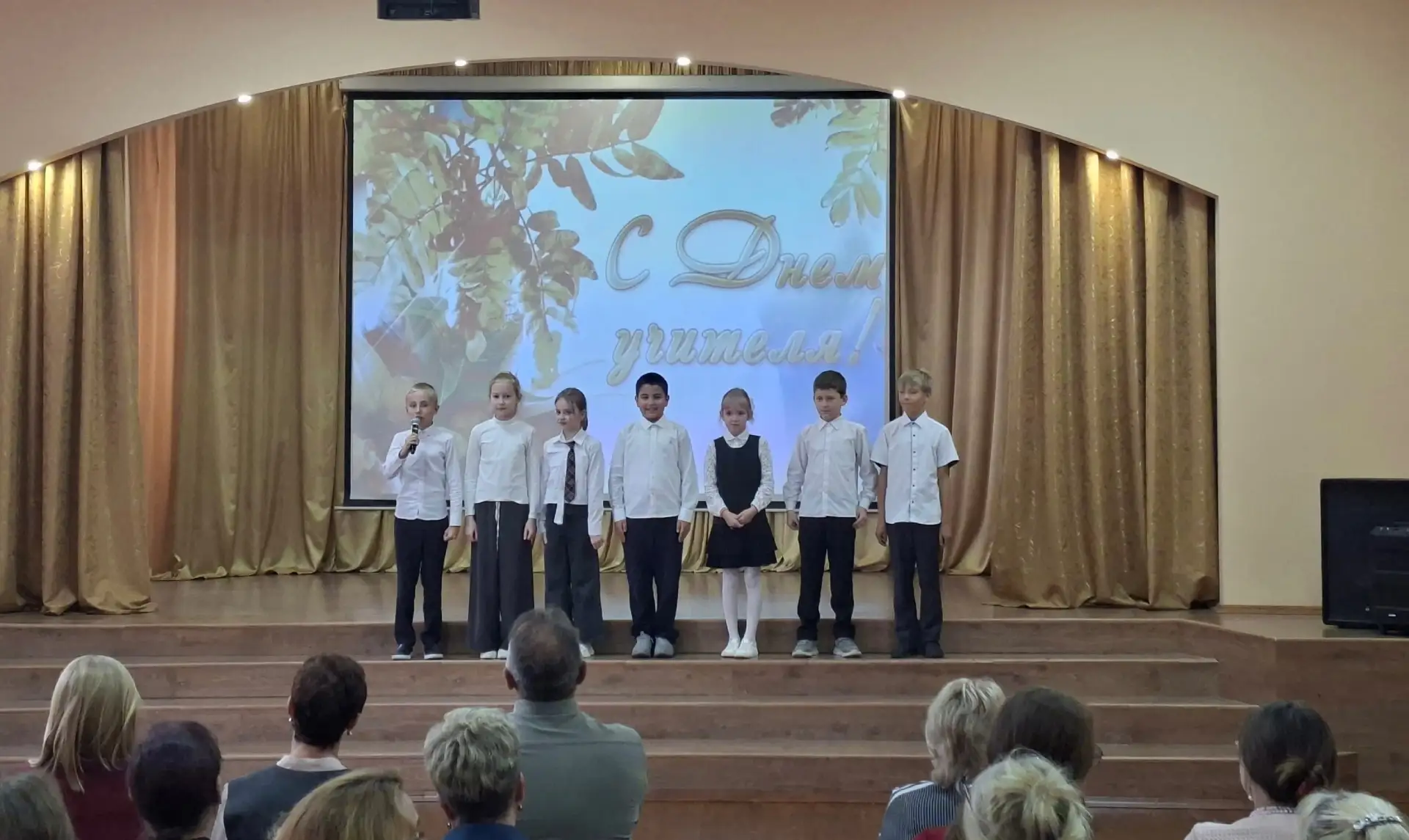 День учителя в 50-й школе: праздник тепла и вдохновения! 🍎