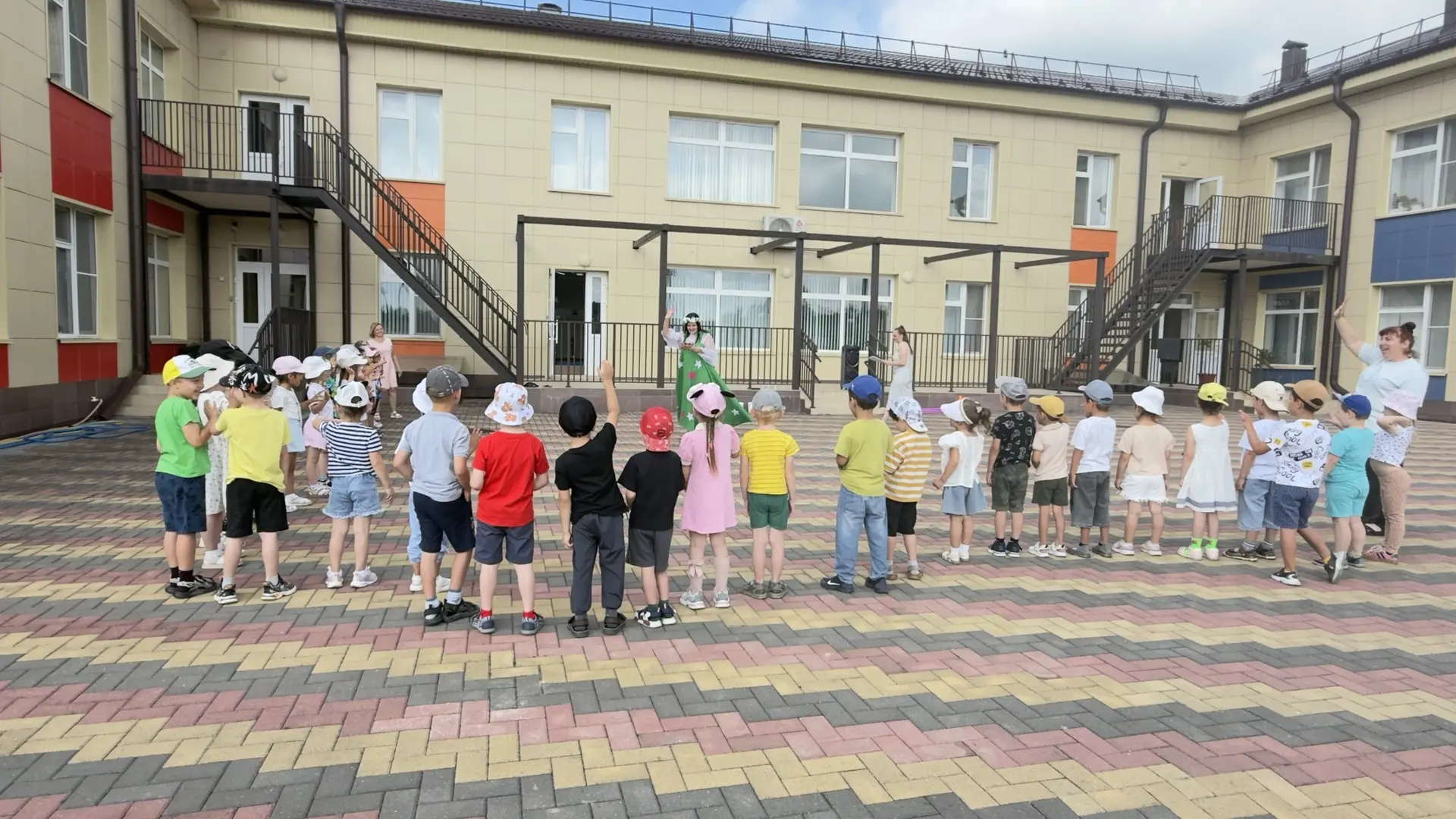В МБДОУ детский сад № 50 « Ромашка», лето продолжается, и мы не останавливаемся! 🌳 В эти дни наши д