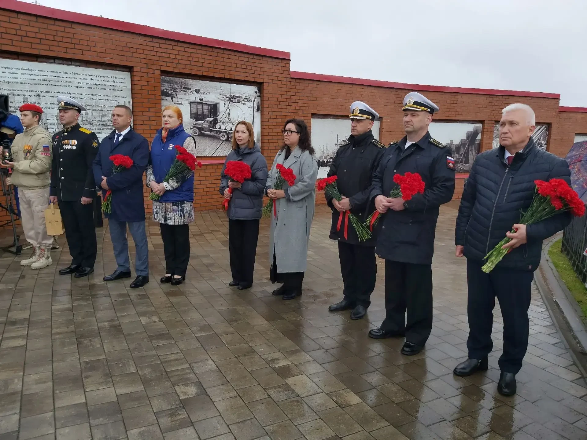 Сегодня - День стойкости и мужества мурманчан

У мемориала «Стойкости и мужеству мурманчан в годы Ве