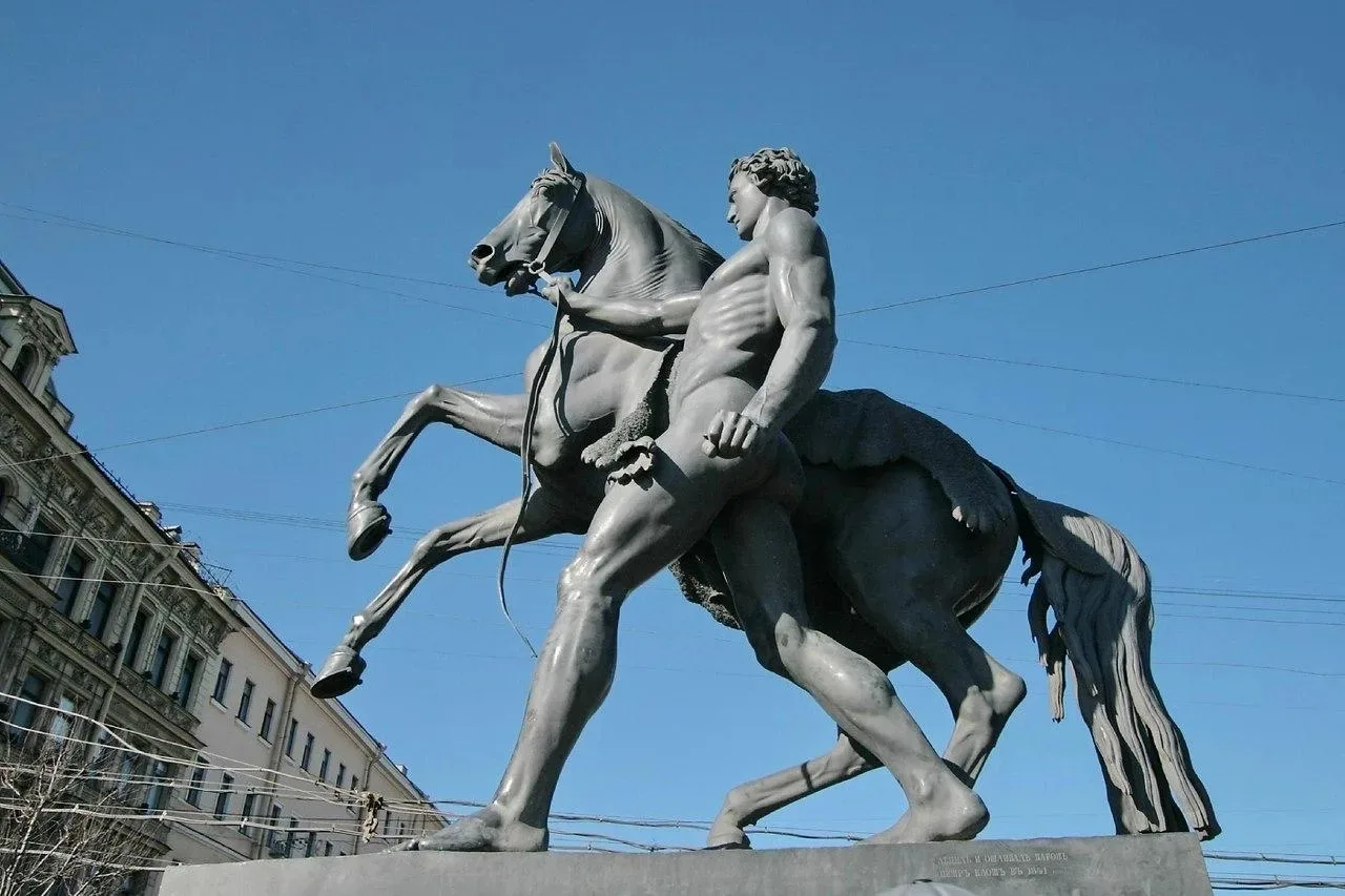 Секрет коней Клодта на Аничковом мосту 🐎

Если внимательно рассмотреть, то у двух коней, обращённых