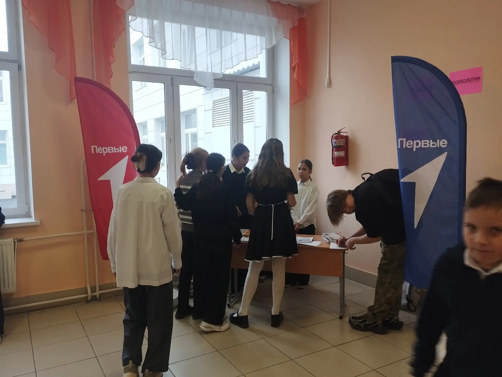🎉 Ребята из Совета Первых провели замечательные уроки, посвященные Дню Матери! ❤   Что же было? 🧠 Кв
