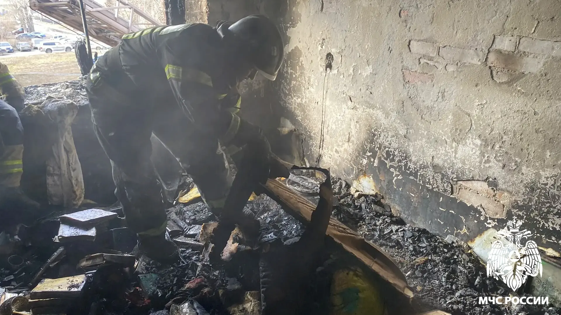 🔥 В Новокузнецке сотрудники МЧС России спасли людей из многоэтажного жилого дома  В Заводском районе