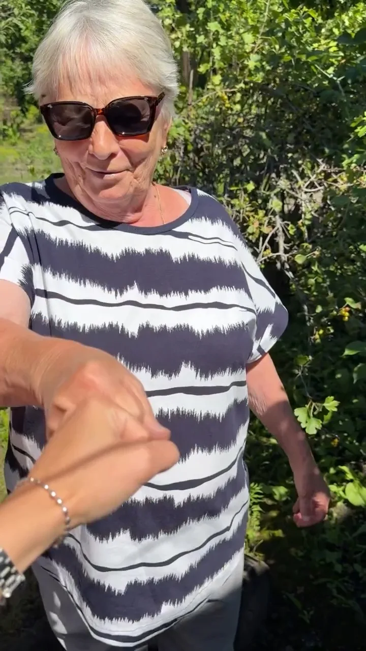 Бабушка показала лютый паркур !