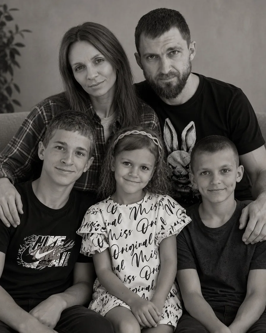 Спасибо ИИ за семейную фотосессию 😜