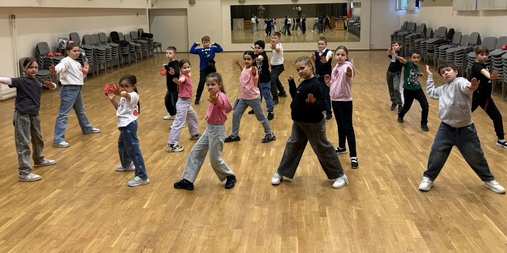 Станция 🪭Китайская зарядка 🛕Сегодня в нашей школе прошел увлекательный праздник — День Китая. Мы пог