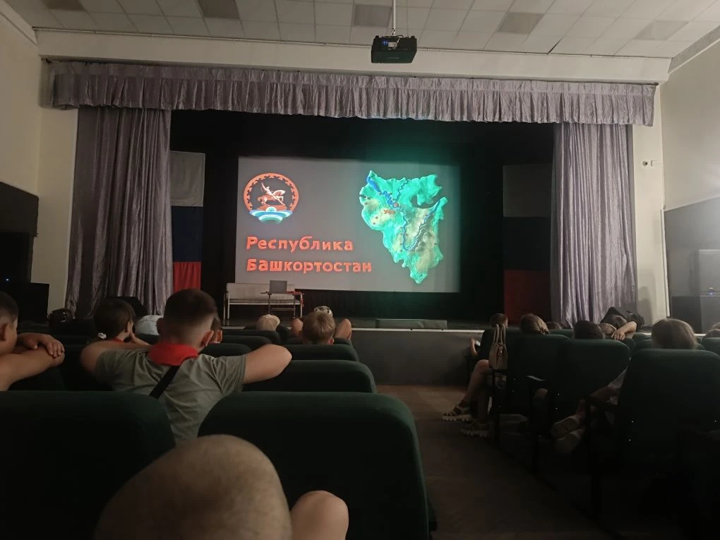 На прошлой неделе наши ребята из пришкольного лагеря отметили День России! Ученики посетили замечате
