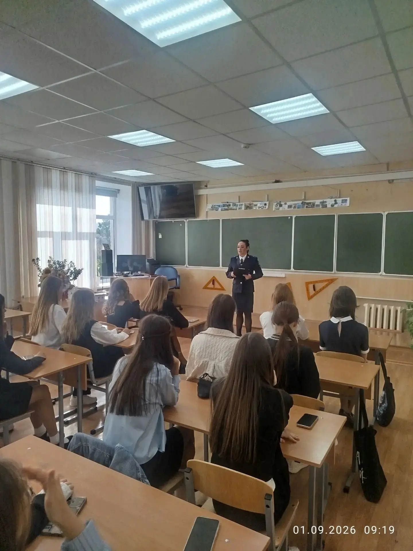 В День знаний полицейские Саткинского округа обеспечивают безопасность школьников
