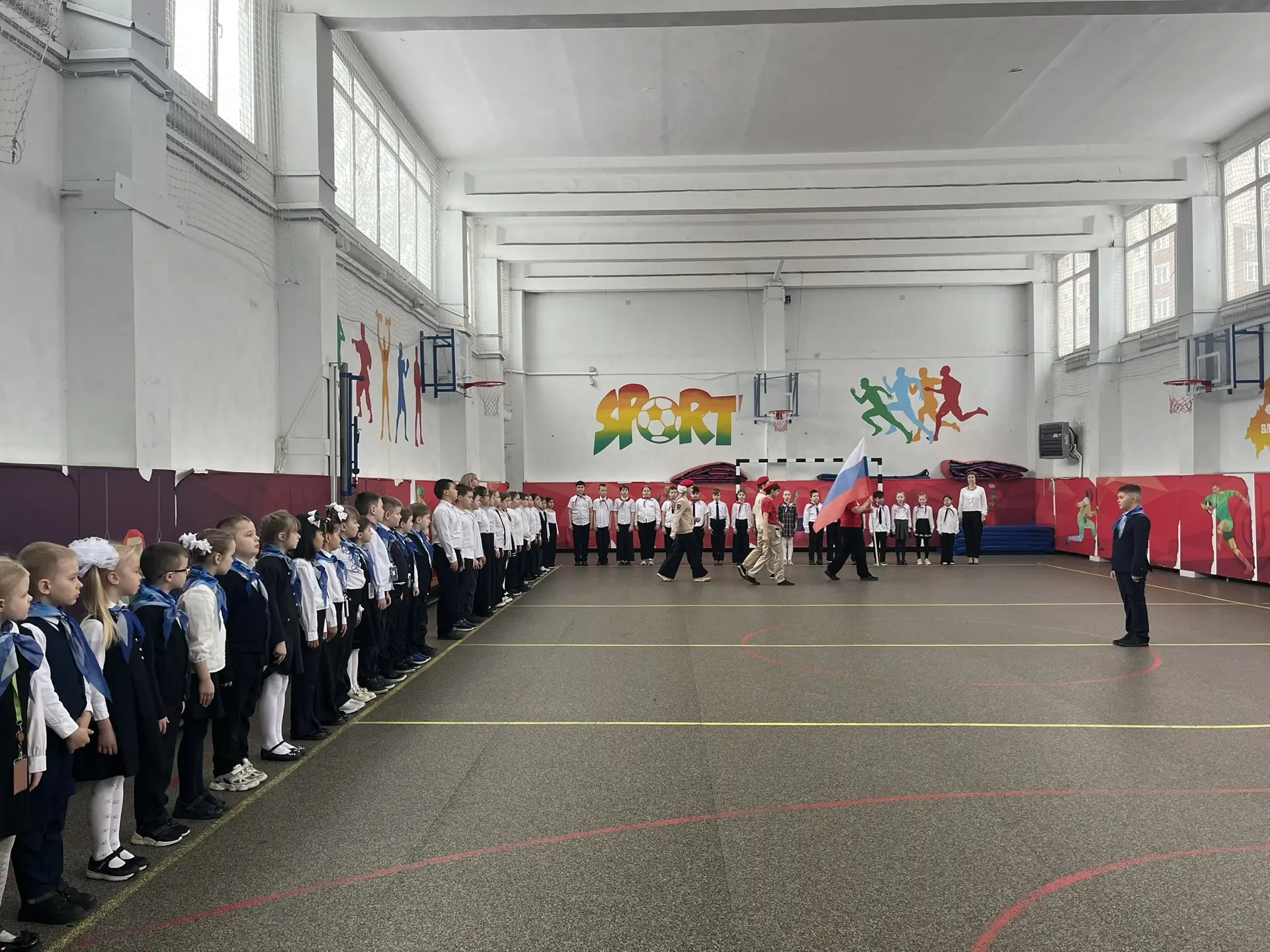 🇷🇺Церемония поднятия Государственного флага Российской Федерации  Традиционно начинаем учебную недел