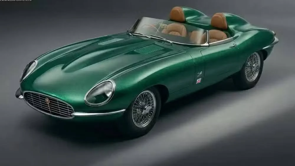 😮 Ателье Retro Coachbuilders превратило Jaguar E-Type в роскошный спидстер с V12 

Британцы предста