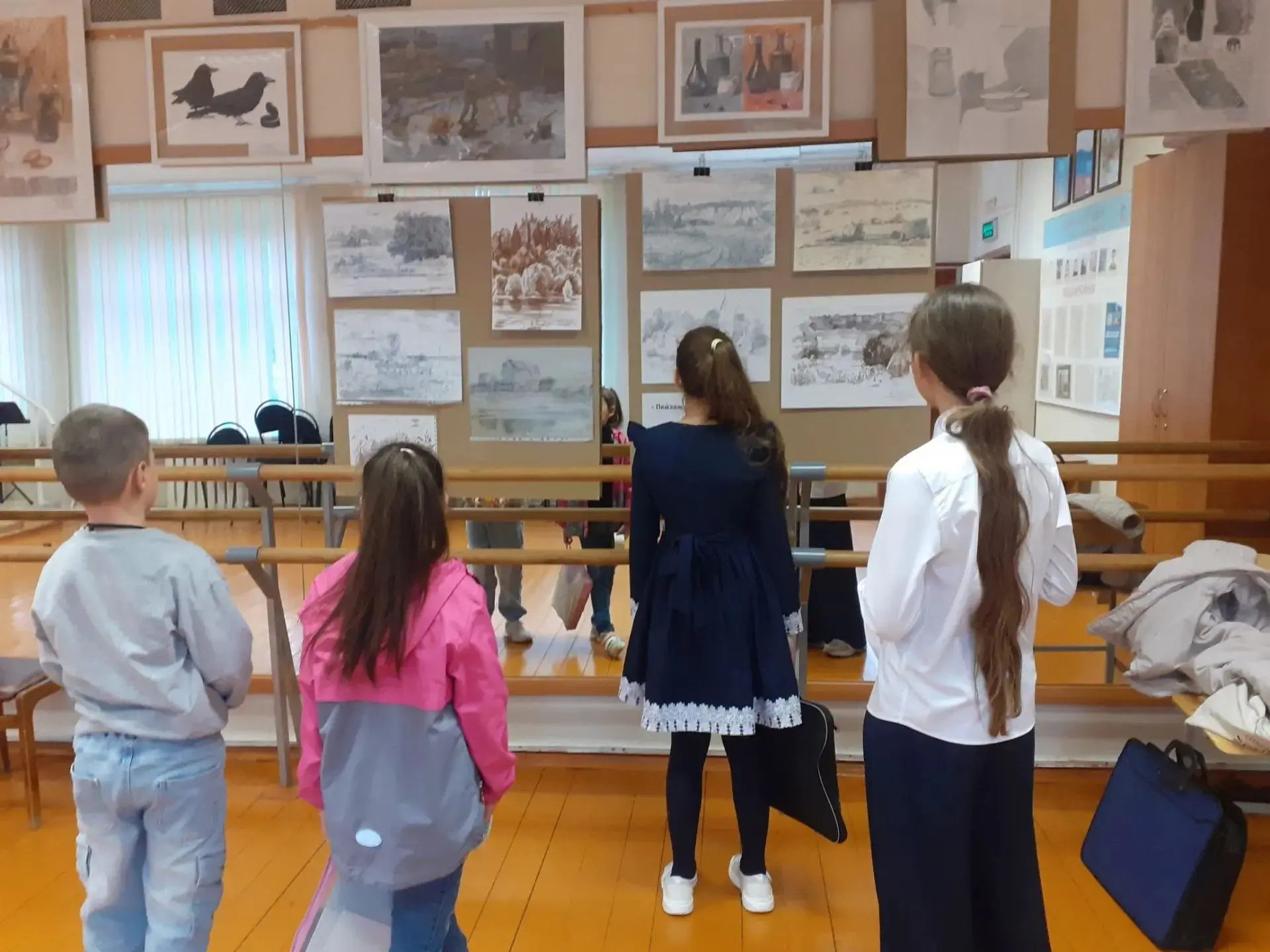 🎨 25 сентября в отделении нашей школы в деревне Акулово состоялось открытие персональн...