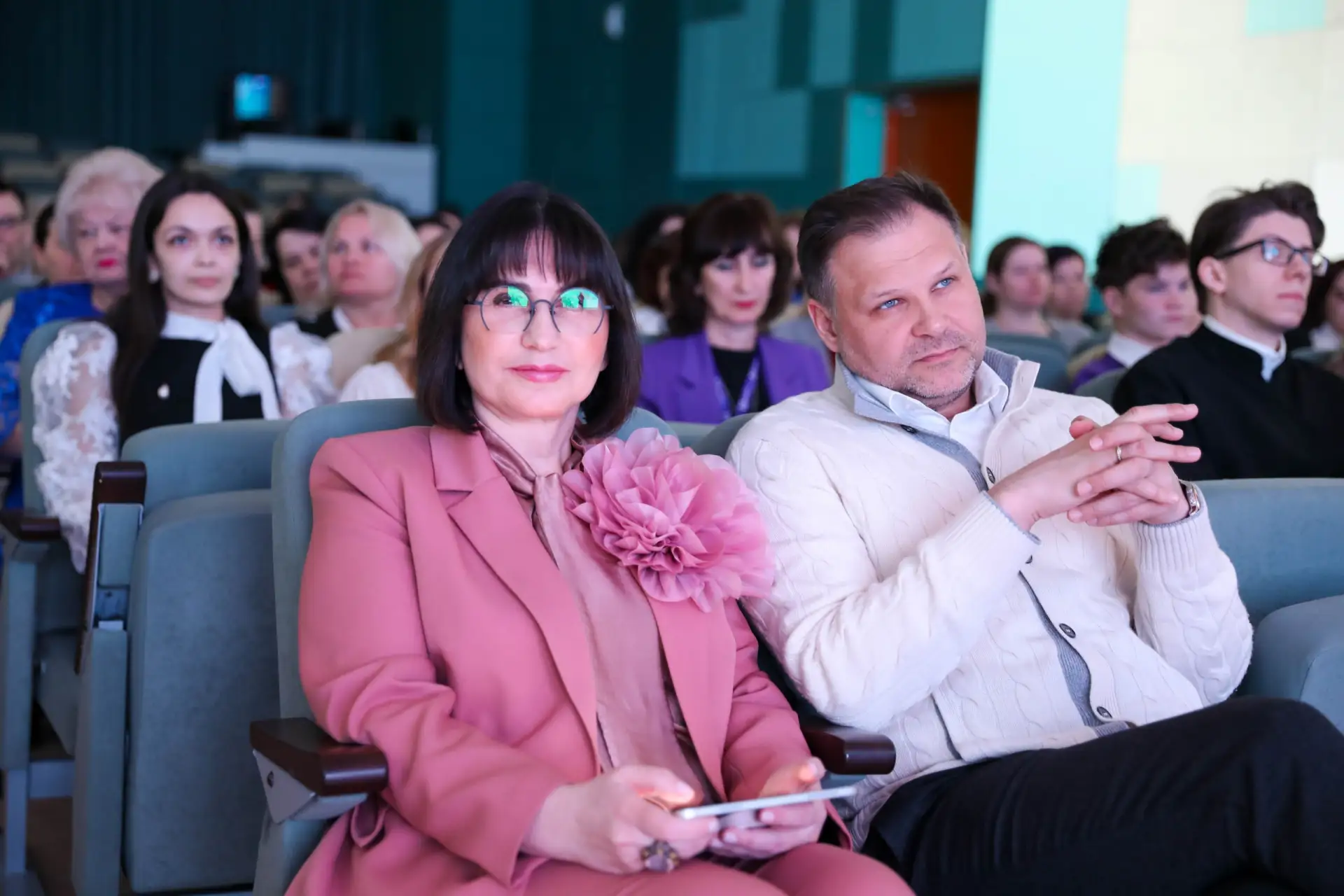 📌 Альбом с фотографиями  «Свет миру»: диалог о нравственности, воспитании и духовности в ИТШ №777 🕊 