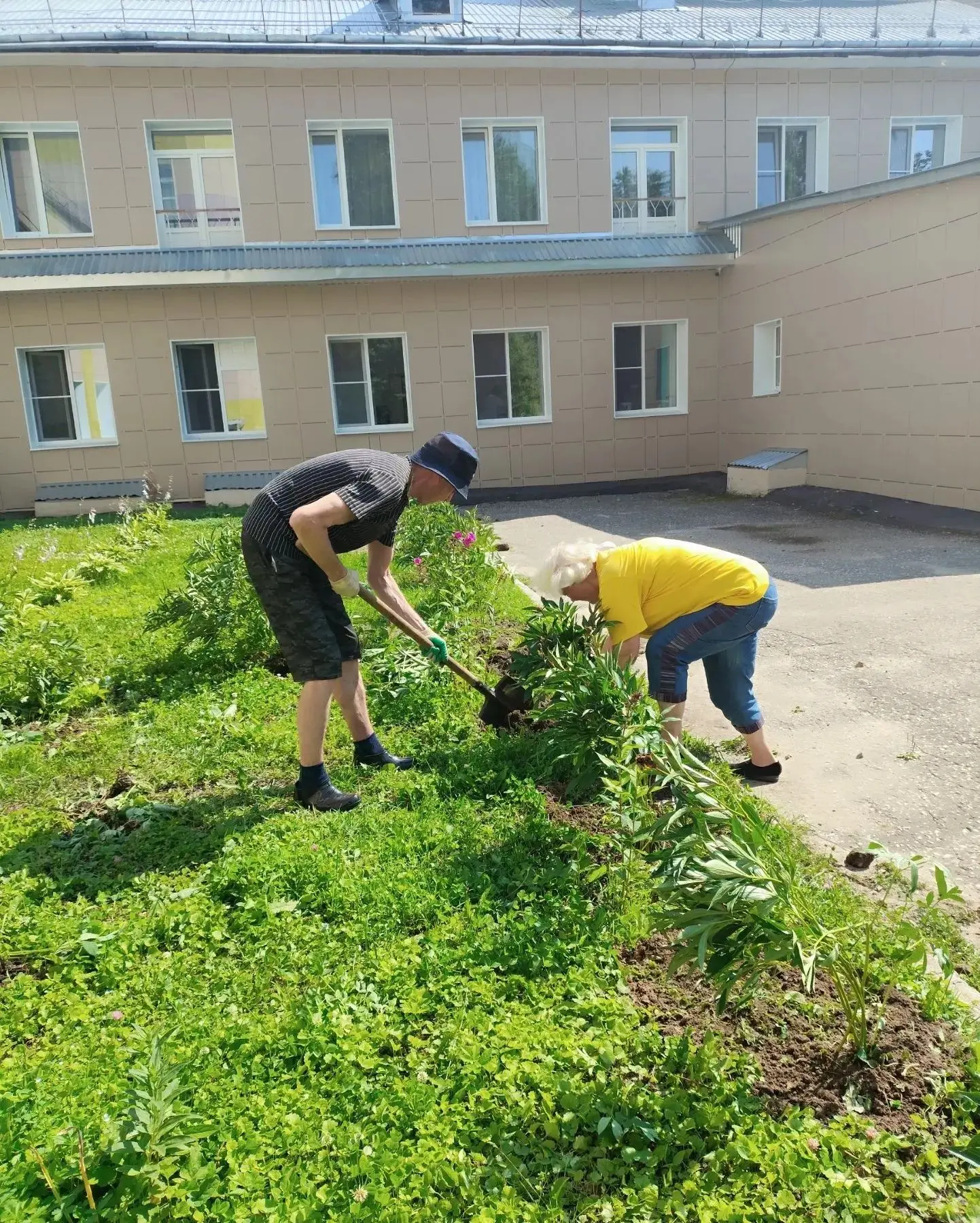 Две локации, одна цель — чтобы было зелено и красиво! 🌿🏢 Переезд растений на новое место — всегда 