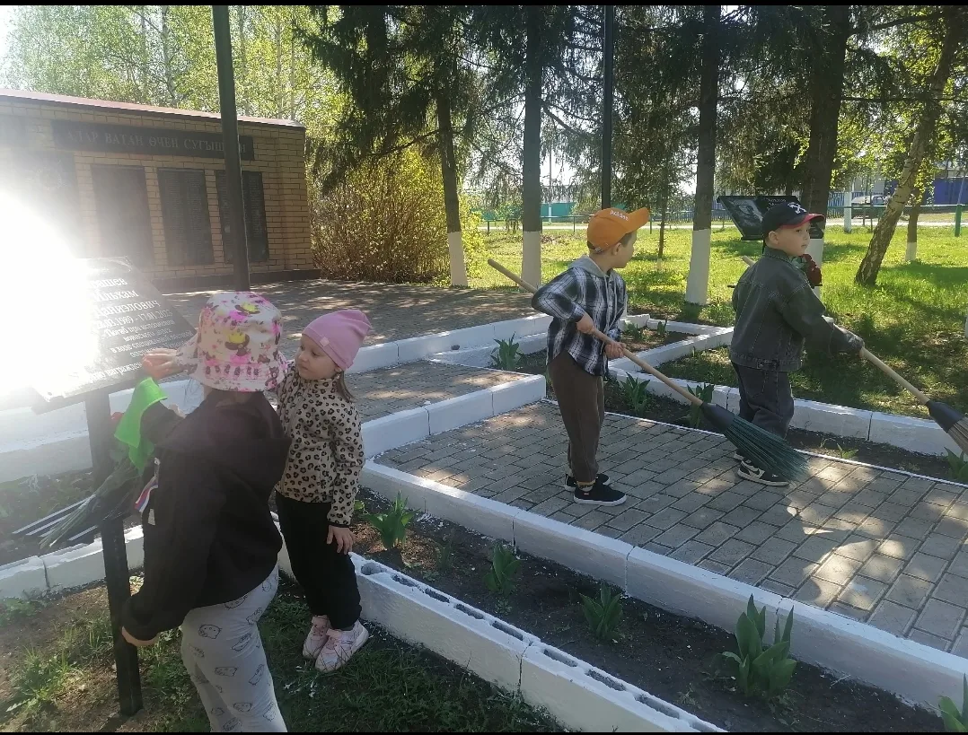 Недавно воспитанники нашего детского сада приняли участие в важном и полезном деле-убор...