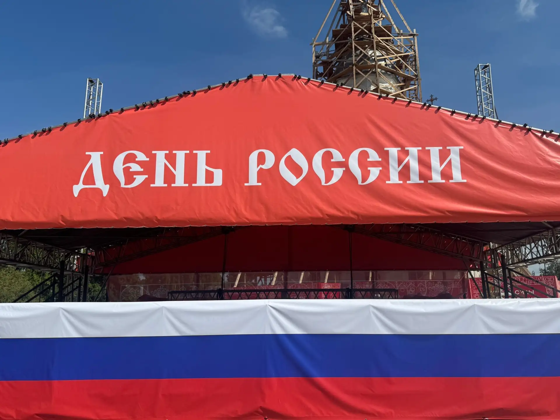 Доброе утро! 
Сегодня днём в Вологде: +28° +30° 

Малооблачная погода. Без осадков. По информации Во