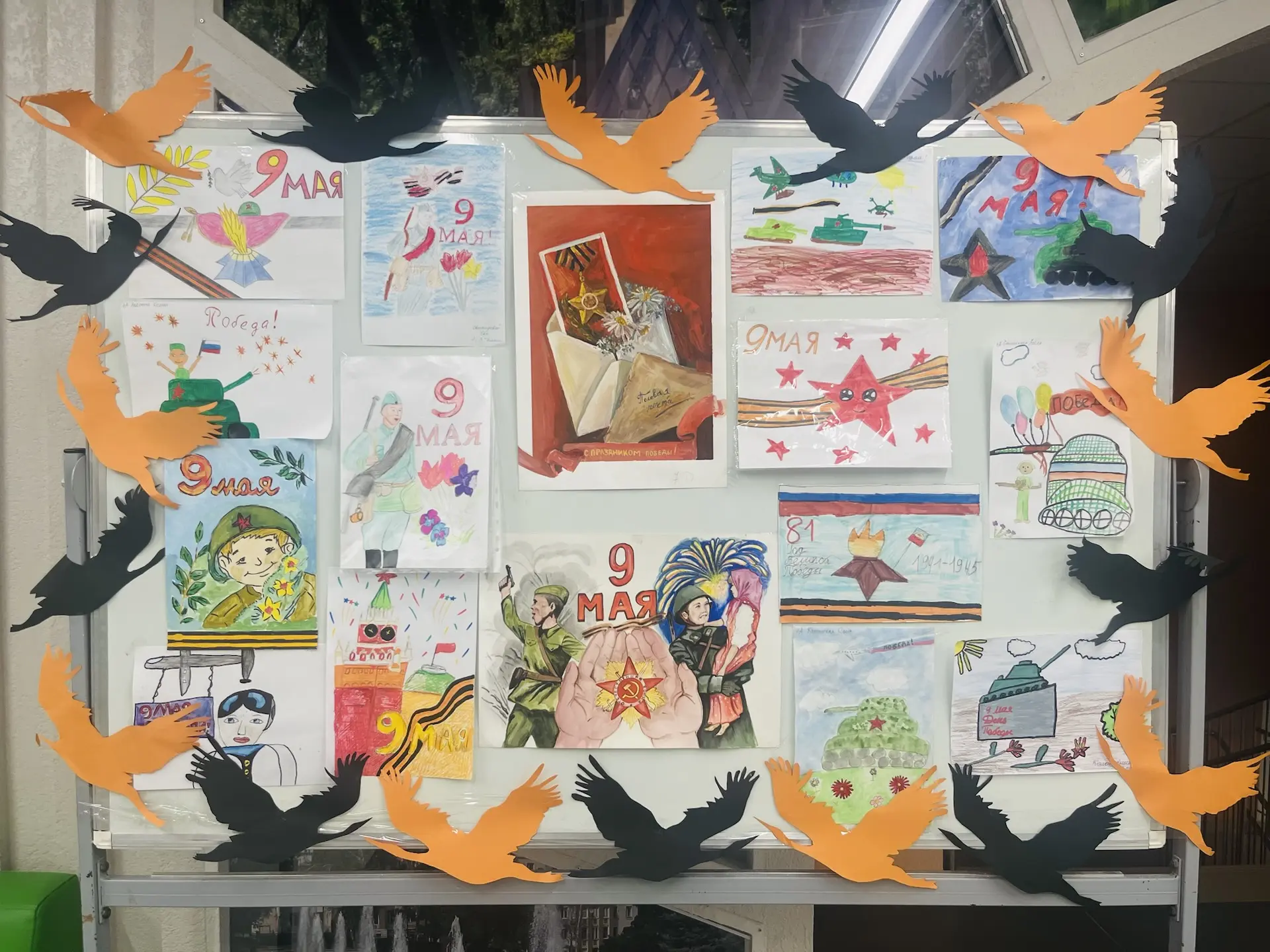 🕊️ ВЕЛИКАЯ ПОБЕДА🕊️  На этой неделе в нашей школе прошла выставка детских рисунков, посвящённых геро