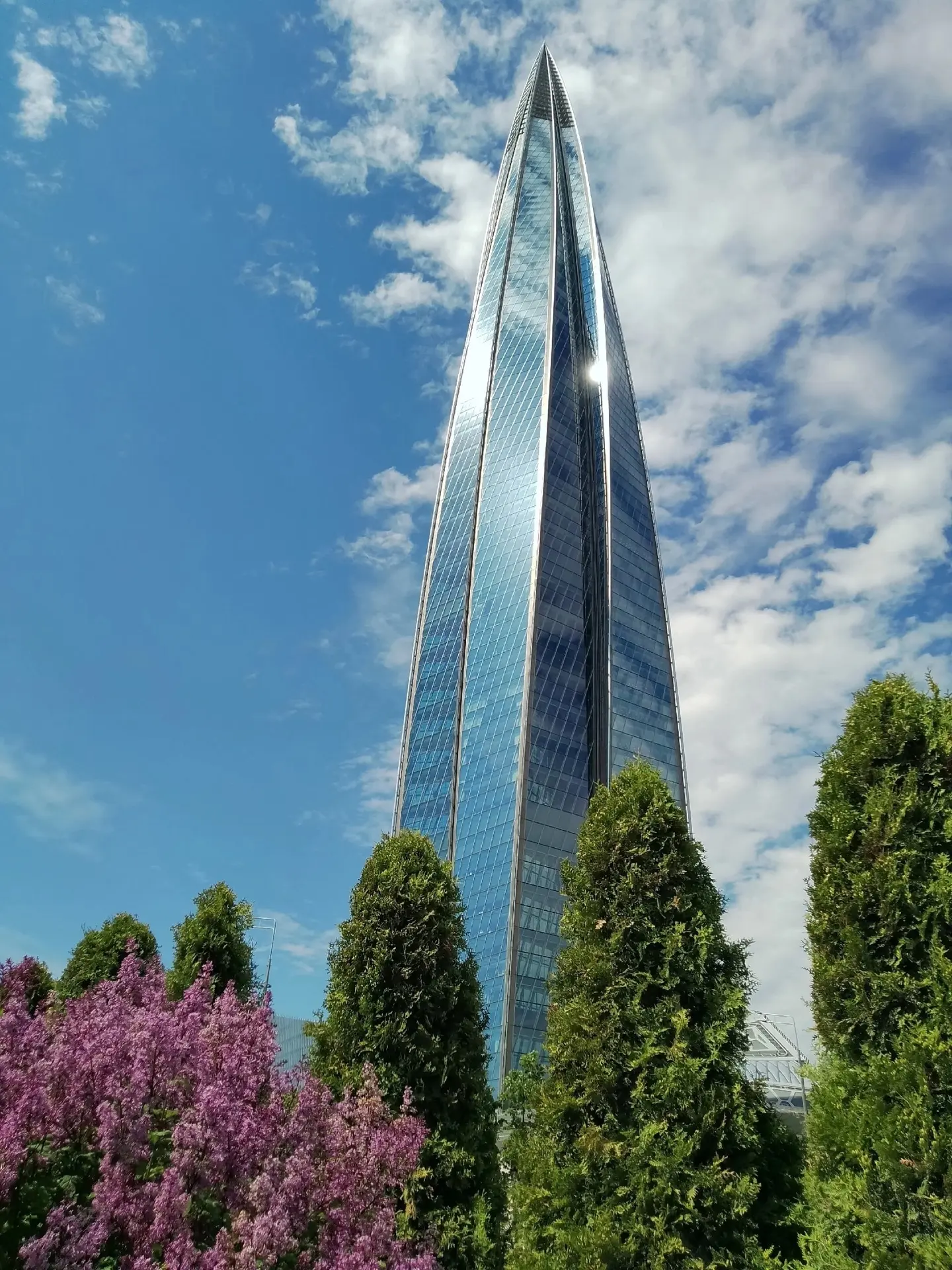 У Лахта центра цветет сирень.
Автор фото:Вера Вертелецкая.

Подпишитесь на нас ❤️‍🔥