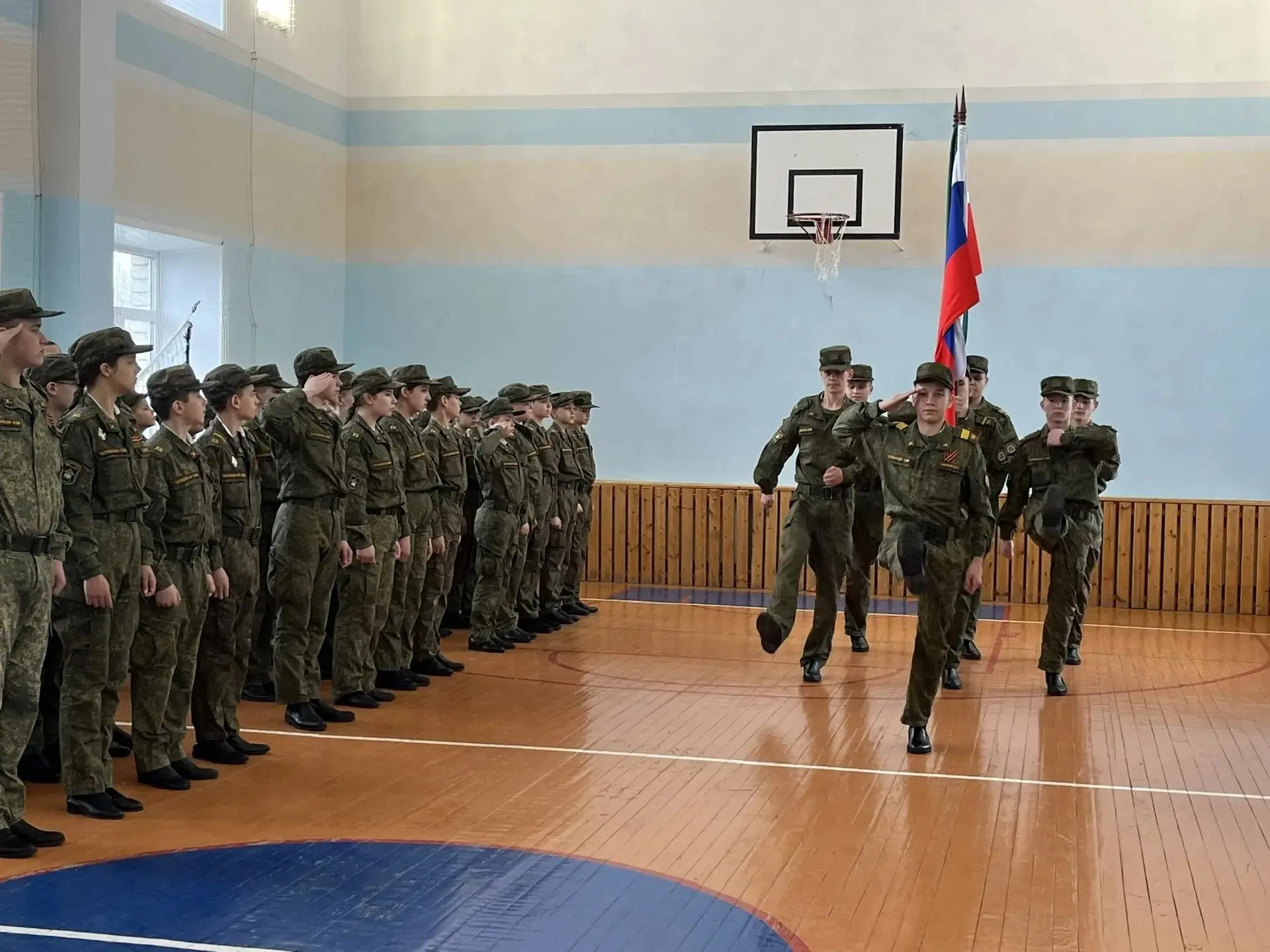 Сегодня в нашей школе новая неделя традиционно началась с торжественной церемонии внесе...