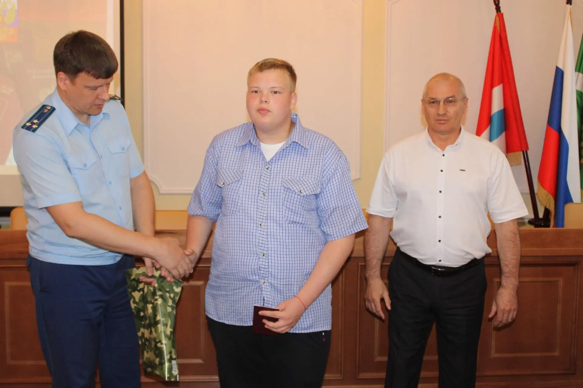 Вручение первых паспортов юным жителям Шербакульского района.
В преддверии Дня России в р. п. Шербак