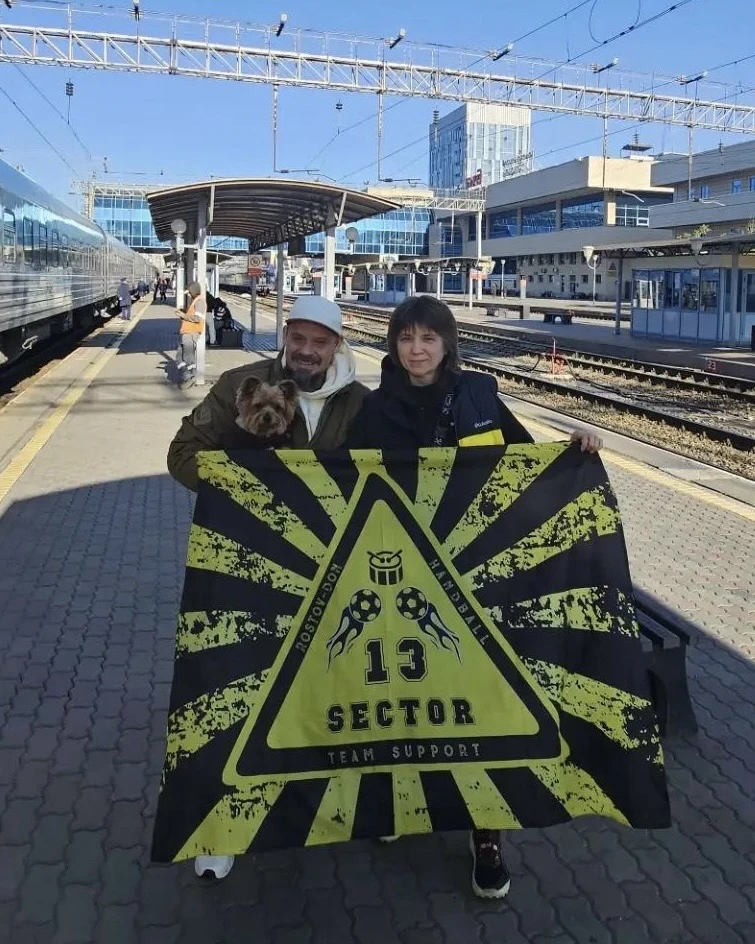 Их немного, но голоса наших болельщиков вы точно услышите 📣💛