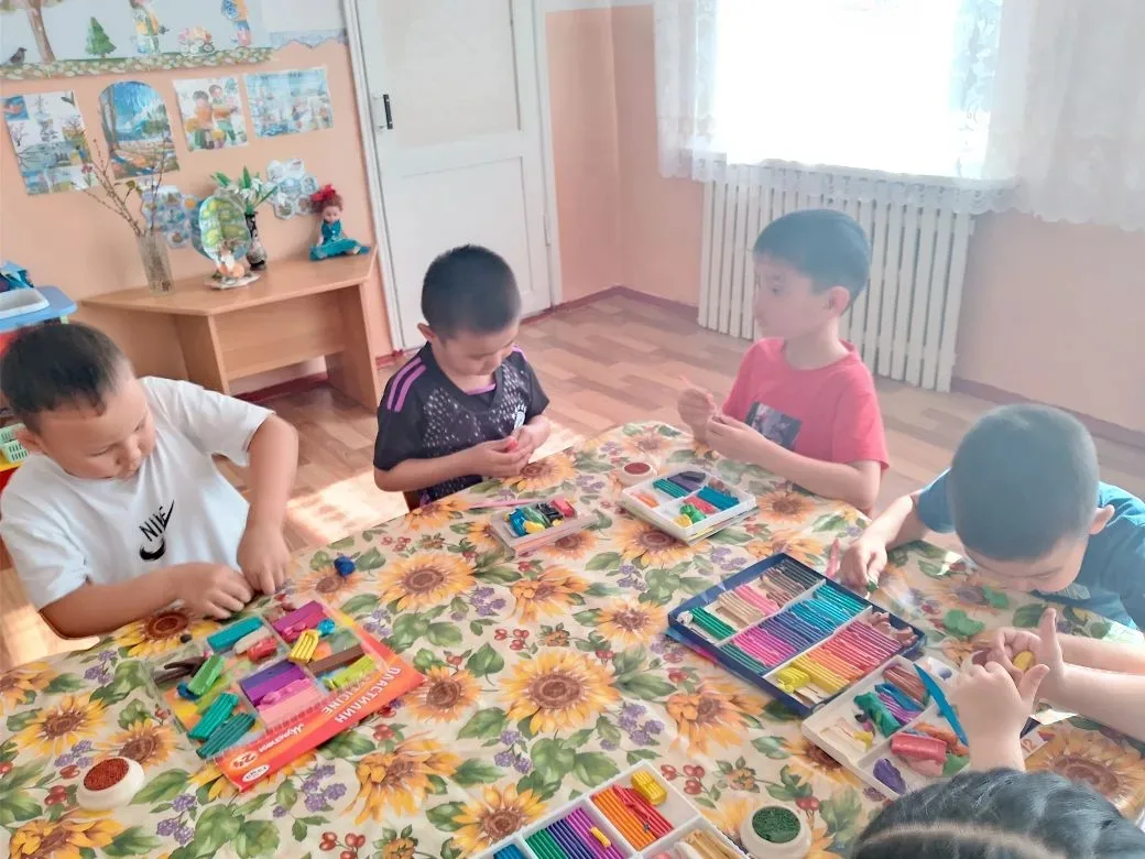 Занятие в старшей группе "Непоседы" лепка "По замыслу".