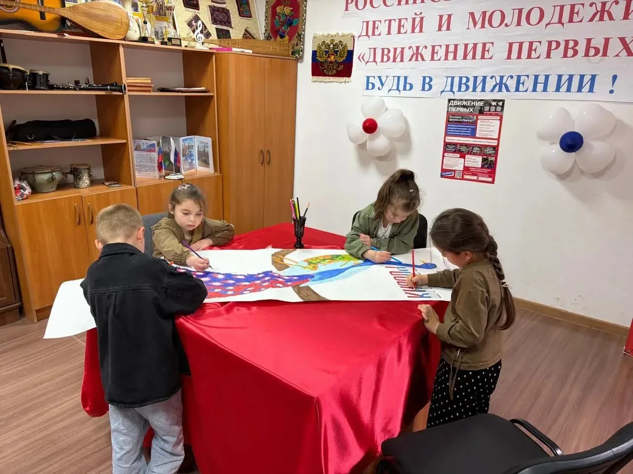 Активисты Движения Первых из Дома детского творчества создали яркий арт-объект, посвяще...