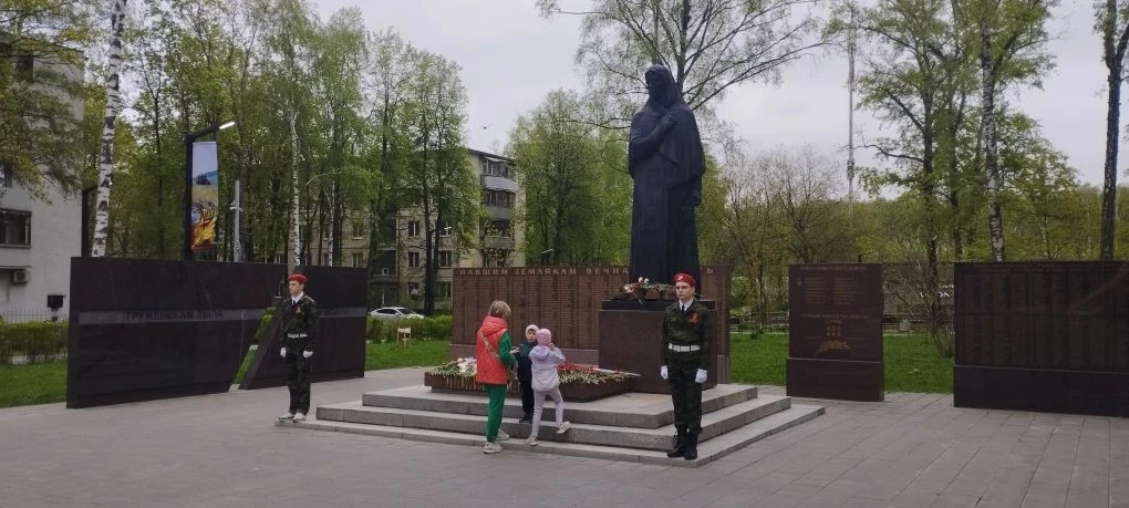 🇷🇺 Честь, память, гордость! Сегодня юнармейцы МАОУ СОШ № 10 с достоинством несли Почетный караул в с