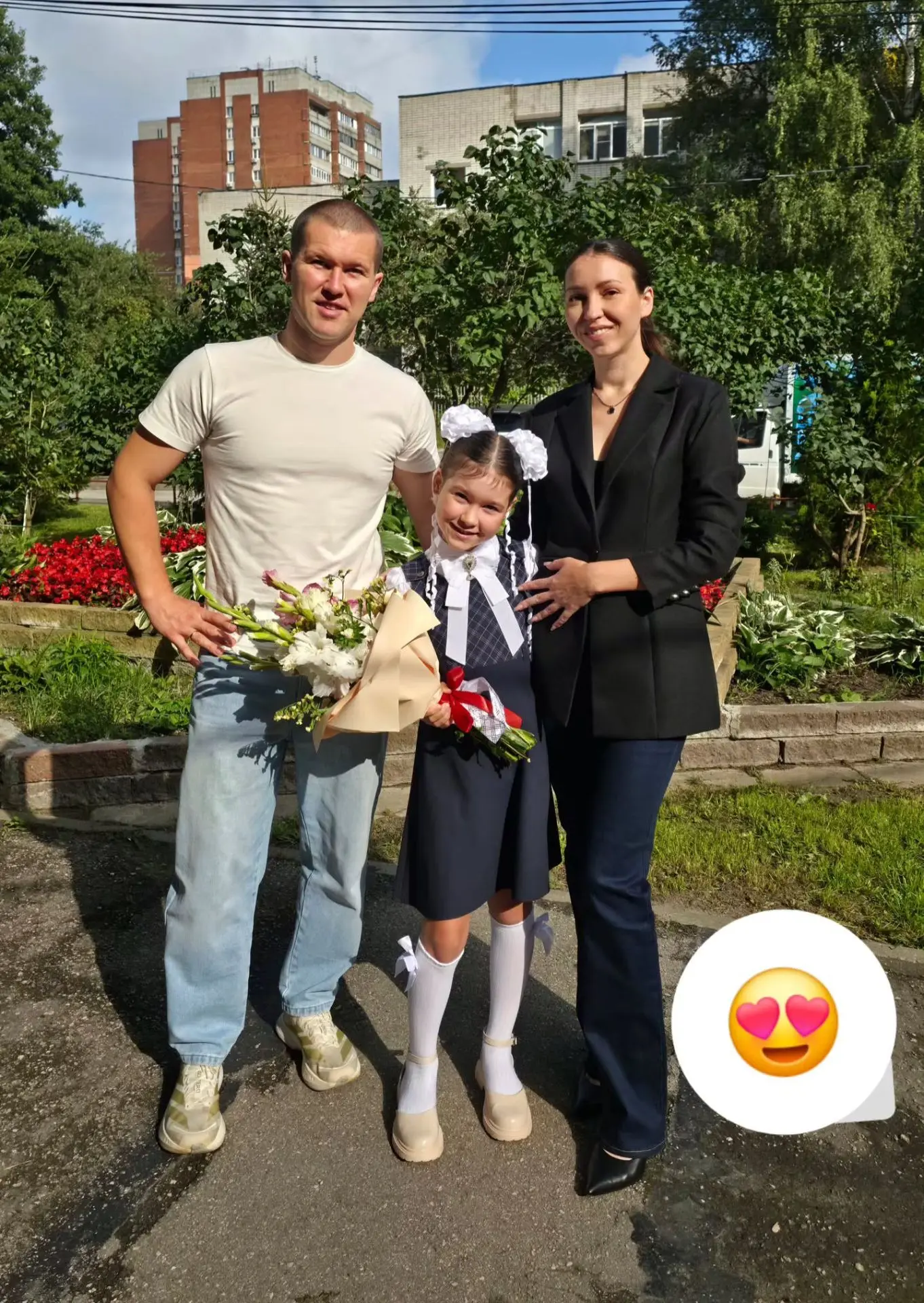 Не могу пройти мимо сегодняшнего праздника! Все-таки я и сам папа школьницы 😉.