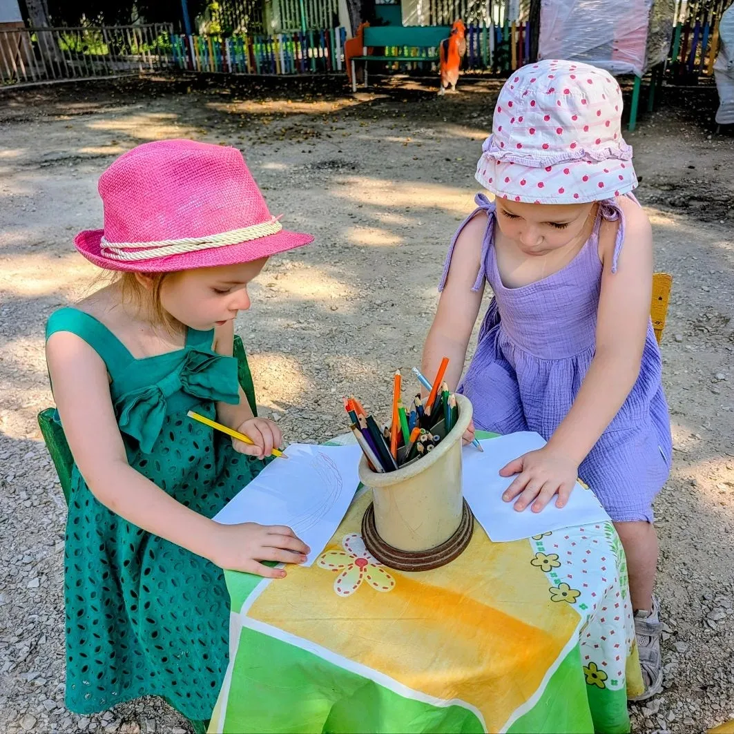 Маленькие моменты большого лета ☀️

Продолжаем делиться нашей историей и ловить солнце в любимом сад