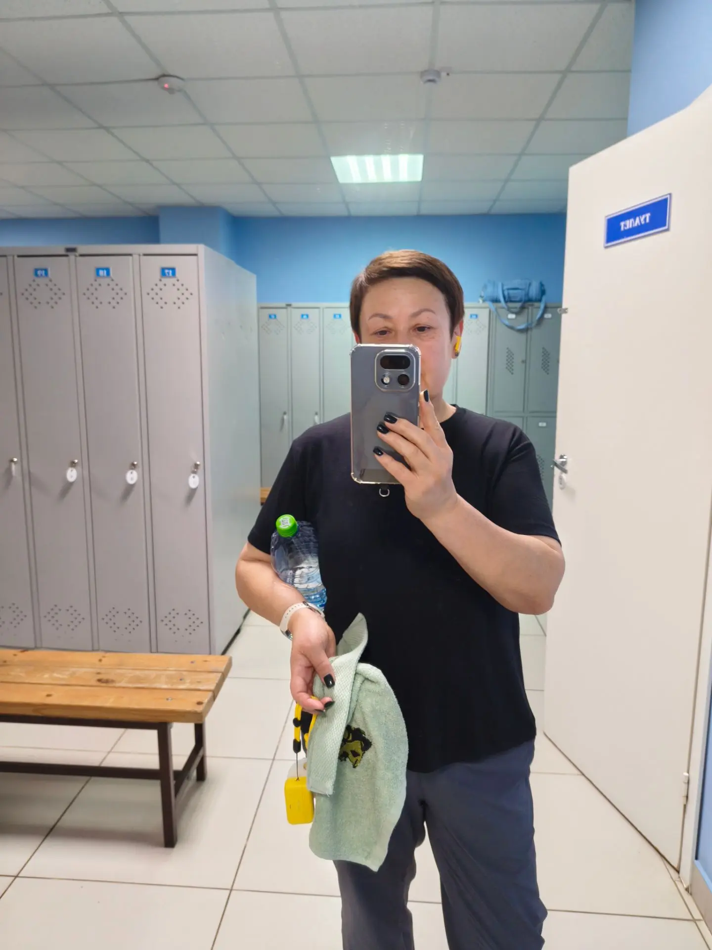 Иду я из бани с кардио, морда красная 😄