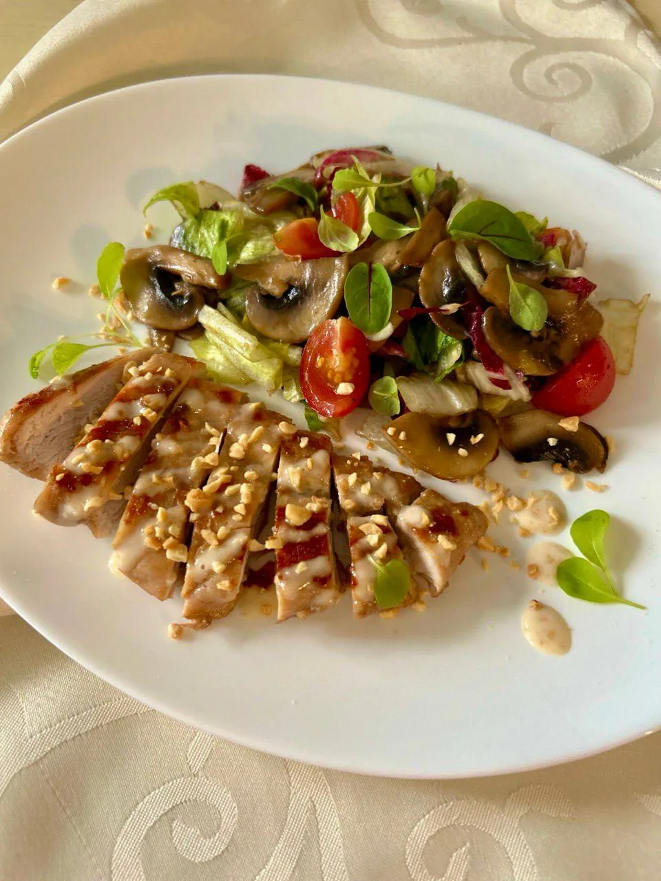 Салат 🥗 с куриным филе и кунжутным соусом. (рассчитан на 4 порции)
