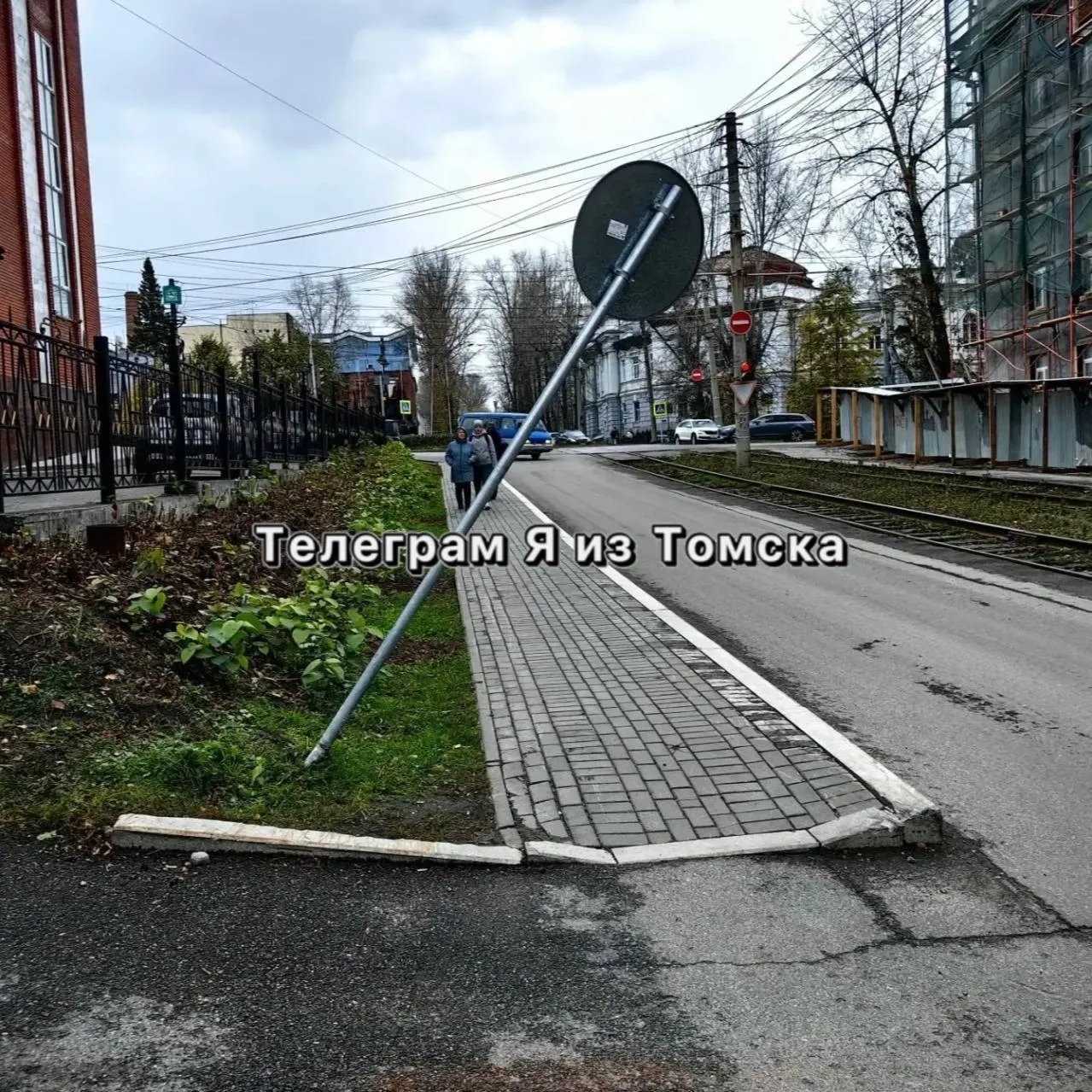 🗣ВашиНовости🗣Это единственный тротуар, по которому дети ходят в школу и возвращаются ...